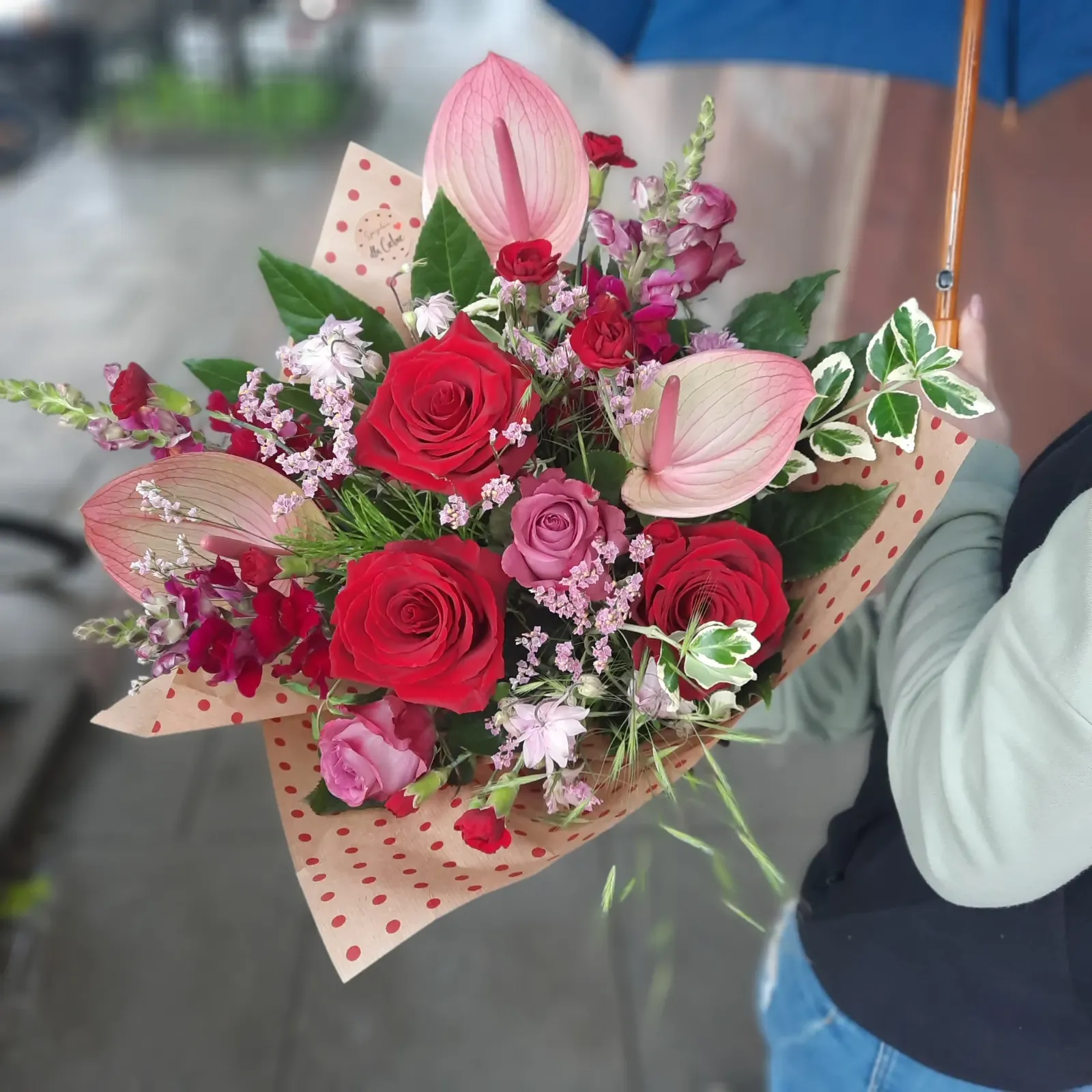 Bukiet z czerwonych róż i anturium w ozdobnym papierze - Wiosenna Pracownia Florystyczna, Kraków