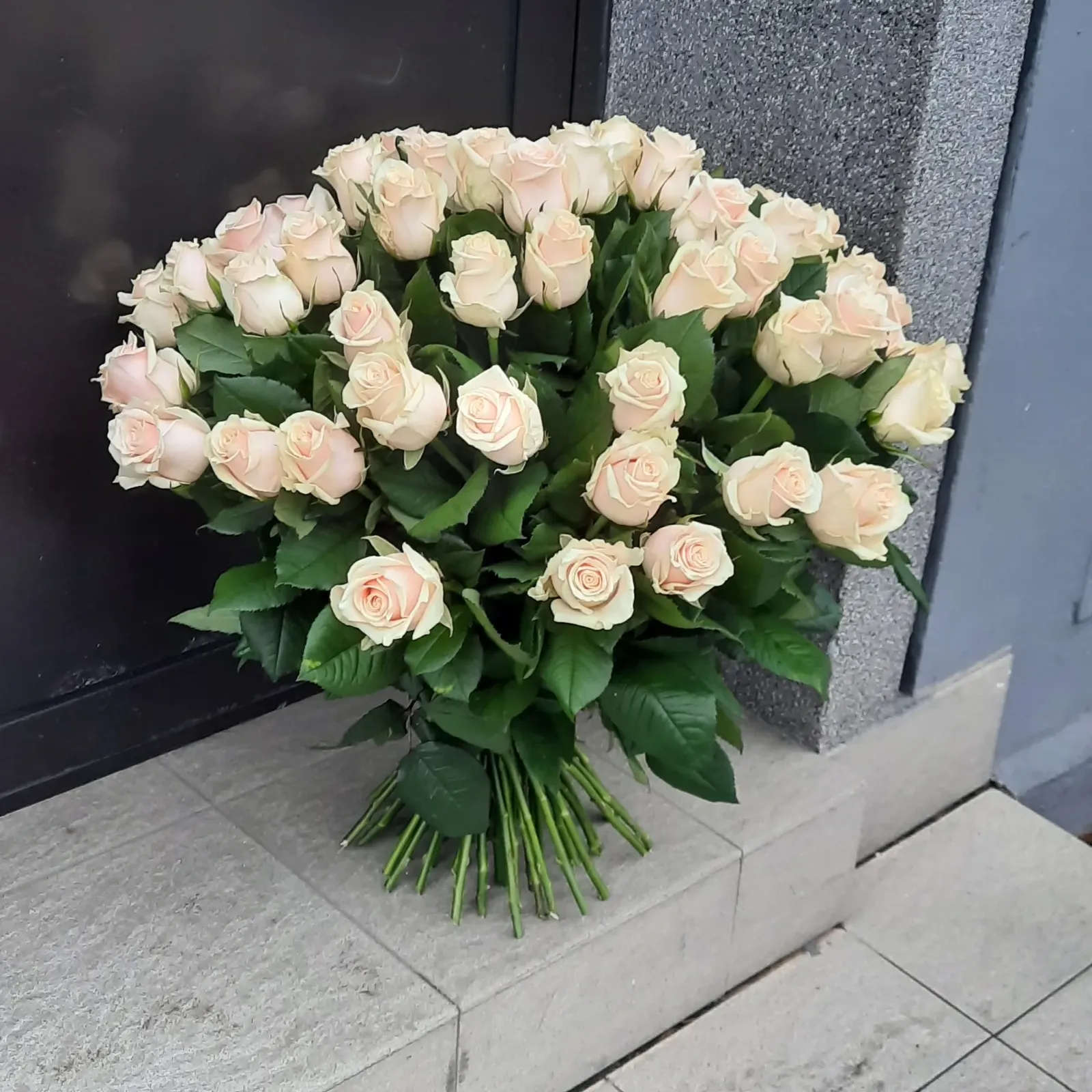 Duży bukiet z kremowych róż - Wiosenna Pracownia Florystyczna, Kraków
