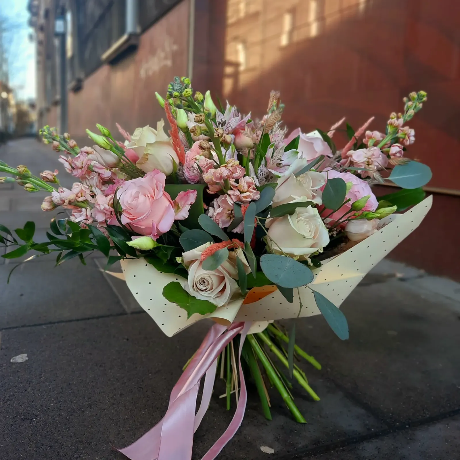 Bukiet z pudrowych róż i lewkonii - Wiosenna Pracownia Florystyczna, Kraków