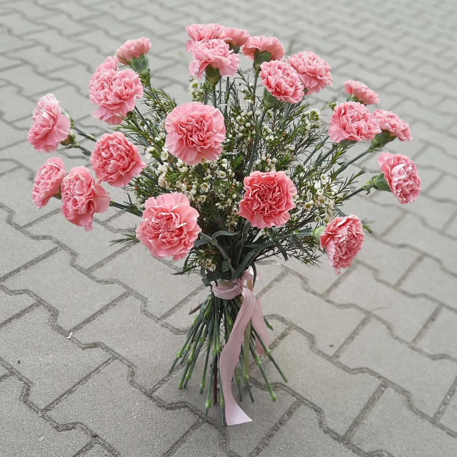 Bukiet z różowych goździków przewiązany wstążką - Wiosenna Pracownia Florystyczna, Kraków