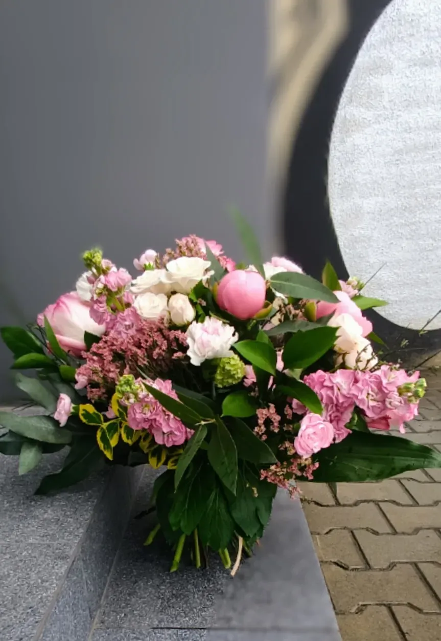 Różowy bukiet z piwonią - Wiosenna Pracownia Florystyczna, Kraków