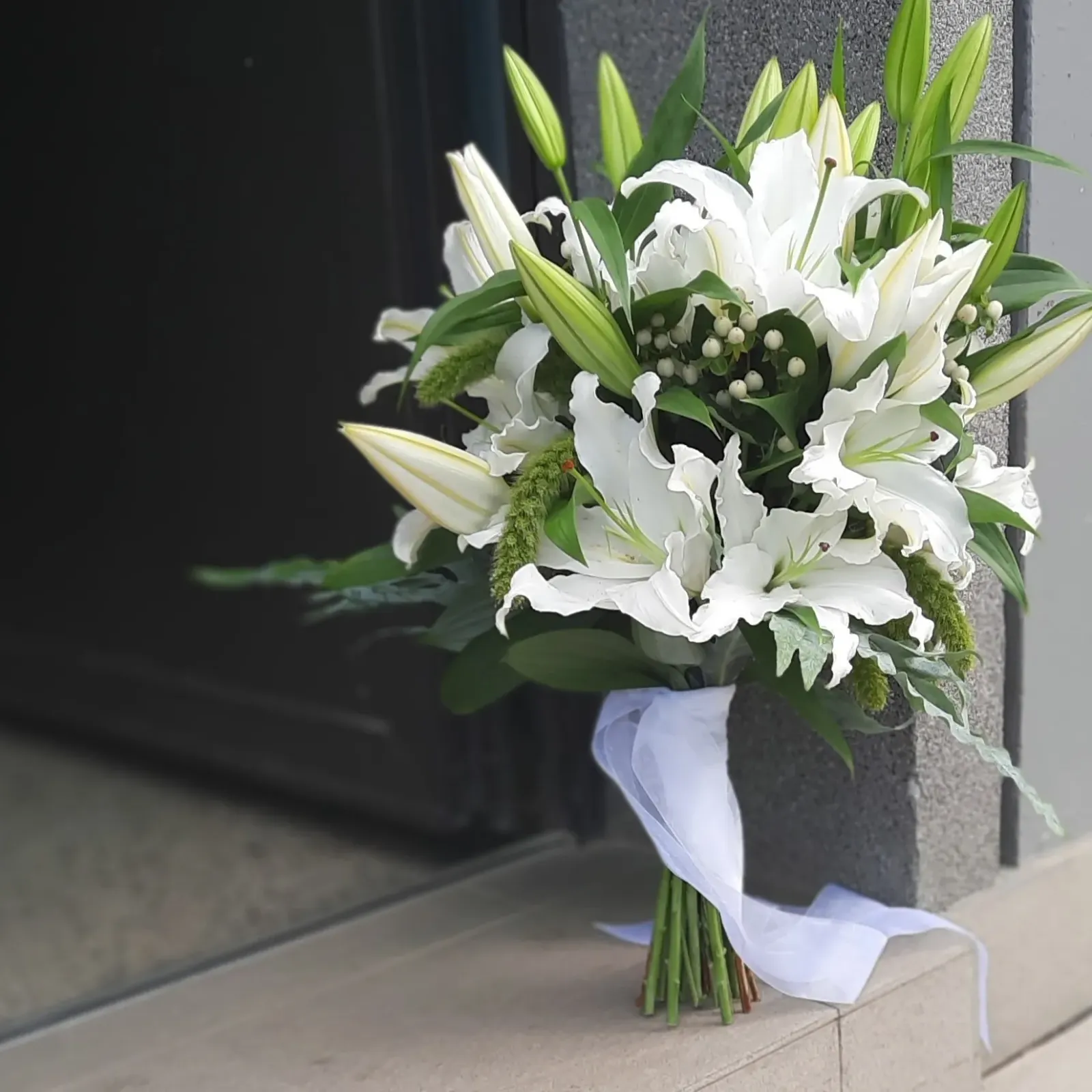Bukiet ślubny z białych lilii - Wiosenna Pracownia Florystyczna, Kraków