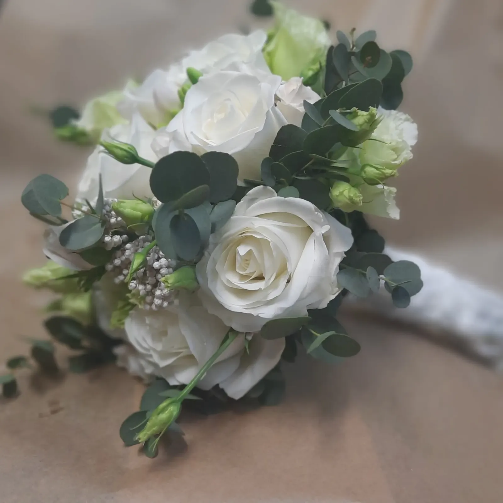 Mały bukiet ślubny z białych róż - Wiosenna Pracownia Florystyczna, Kraków