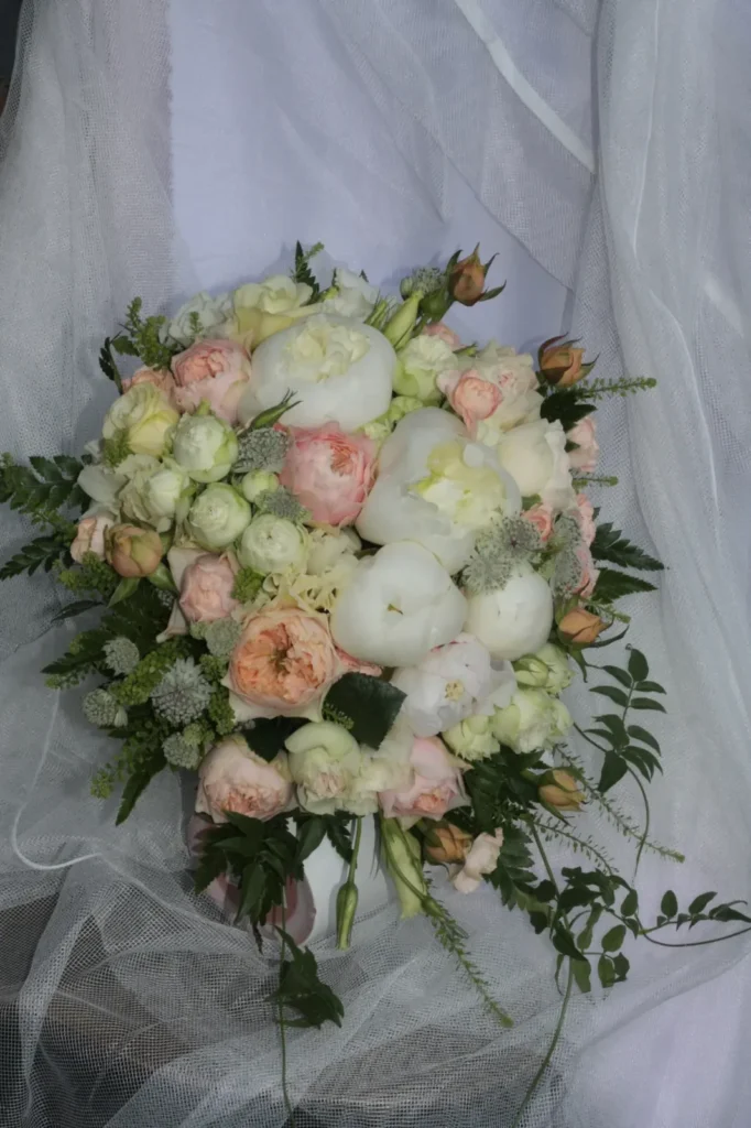 Pudrowy kaskadowy bukiet ślubny - Wiosenna Pracownia Florystyczna, Kraków