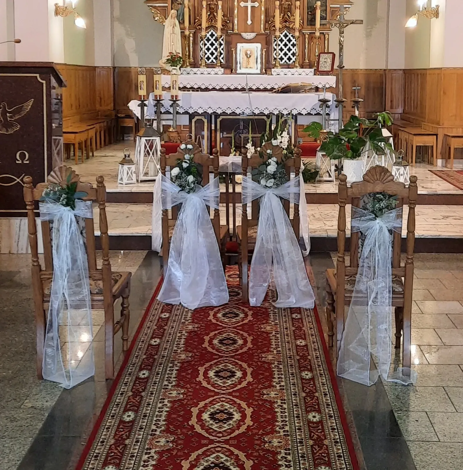Dekoracja kościoła z latarniami i krzesłami pary młodej - Wiosenna Pracownia Florystyczna, Kraków