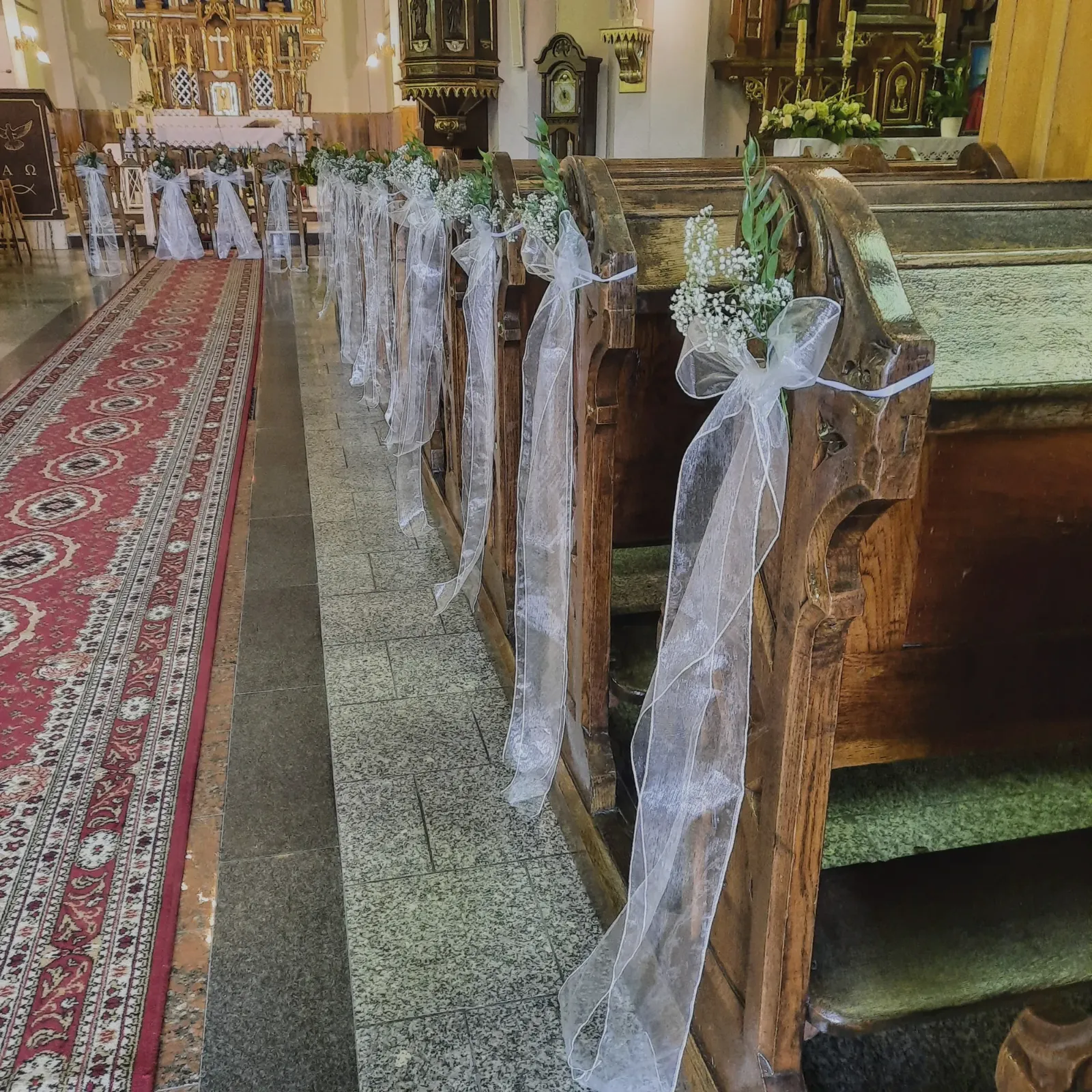 Dekoracja ławek kościelnych z tiulu - Wiosenna Pracownia Florystyczna, Kraków