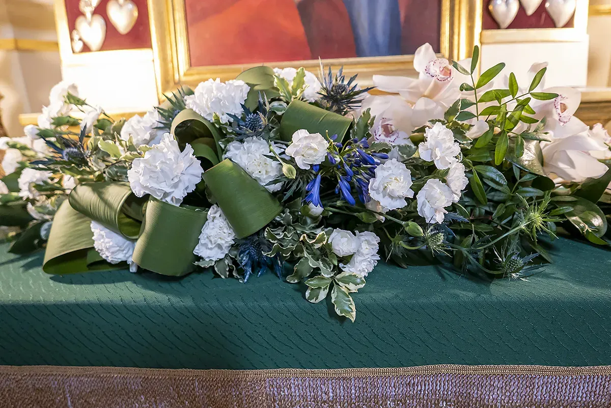 Dekoracja z białych goździków i mikołajka - Wiosenna Pracownia Florystyczna, Kraków