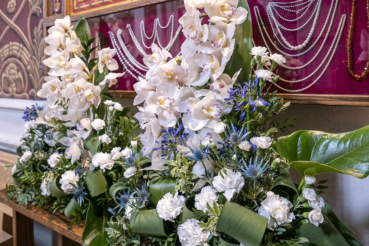 Dekoracja z białych storczyków i goździków - Wiosenna Pracownia Florystyczna, Kraków