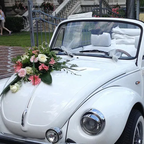 Biały kabriolet ślubny z różowymi gerberami i różami na masce - dekoracja samochodu do ślubu, Kraków
