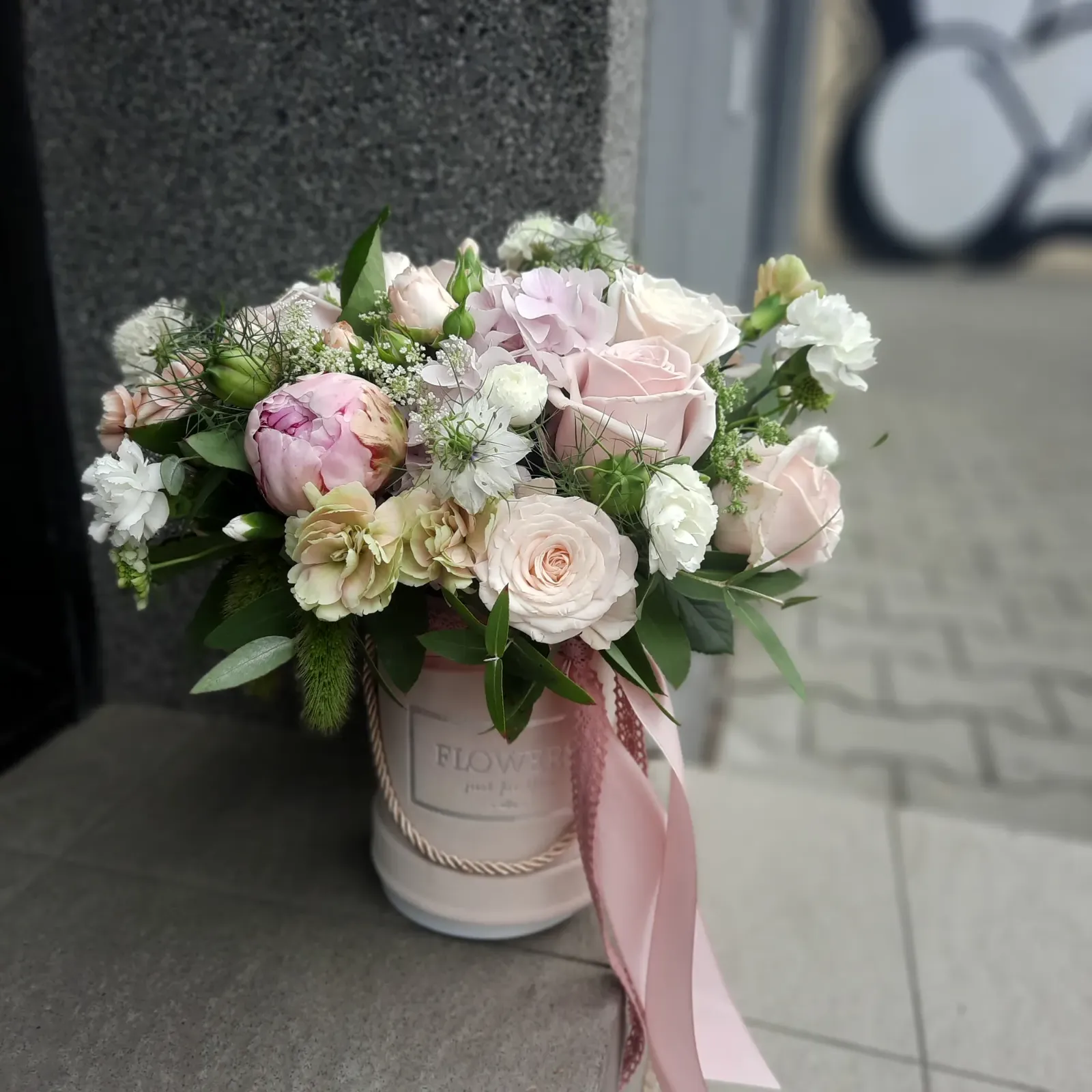 Flower box z pudrowych piwonii i róż - Wiosenna Pracownia Florystyczna, Kraków
