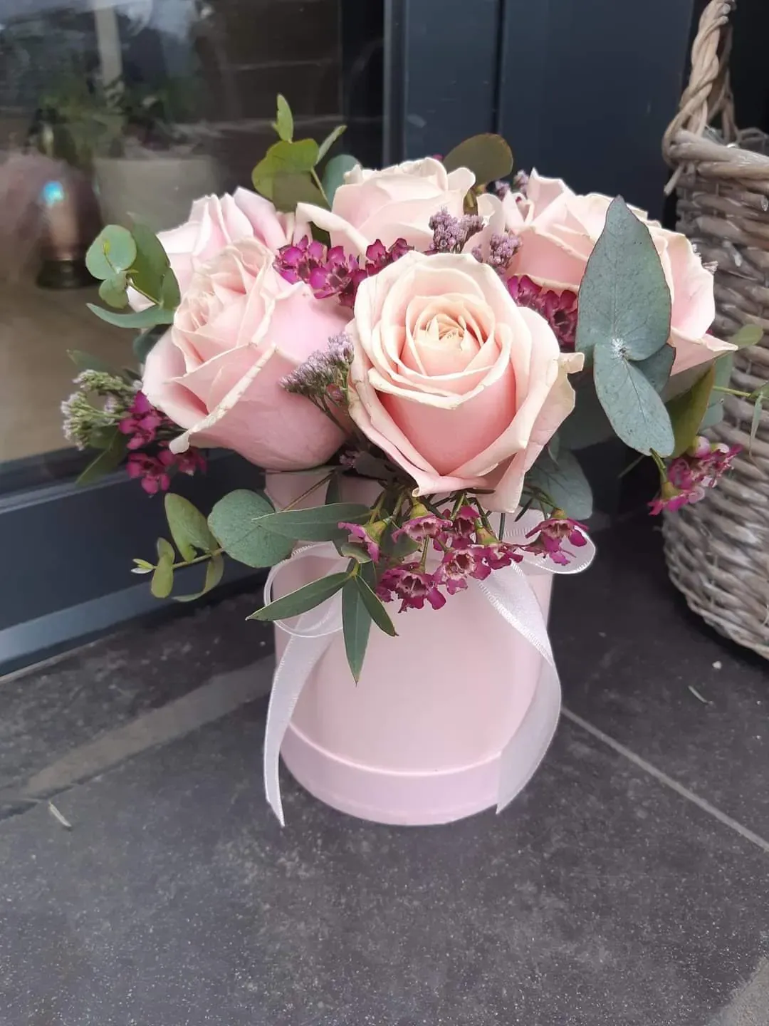 Różowy flower box z pudrowymi różami - Wiosenna Pracownia Florystyczna, Kraków