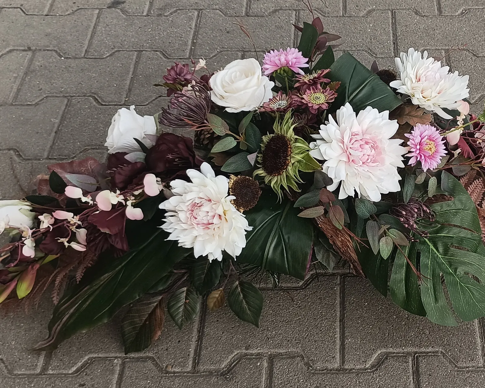 Kompozycja nagrobna z białych dalii z bordowymi dodatkami - Wiosenna Pracownia Florystyczna, Kraków