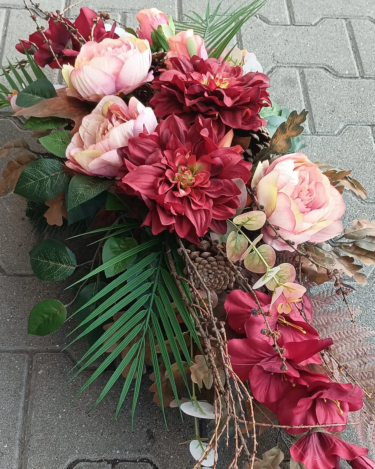 Kompozycja nagrobna z czerwonych dalii, róż i storczyków - Wiosenna Pracownia Florystyczna, Kraków