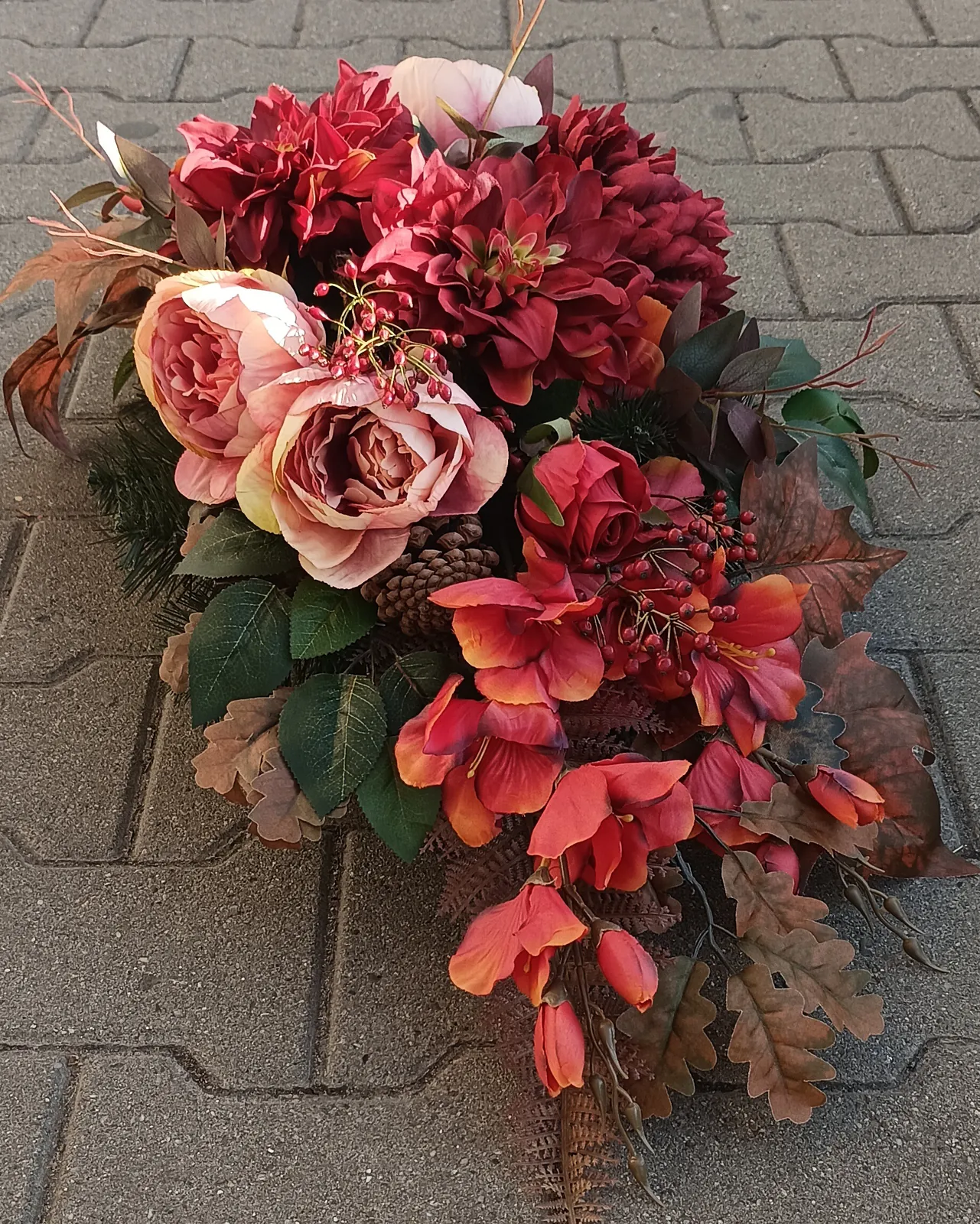 Kompozycja nagrobna z czerwonych róż i liści dębu - Wiosenna Pracownia Florystyczna, Kraków