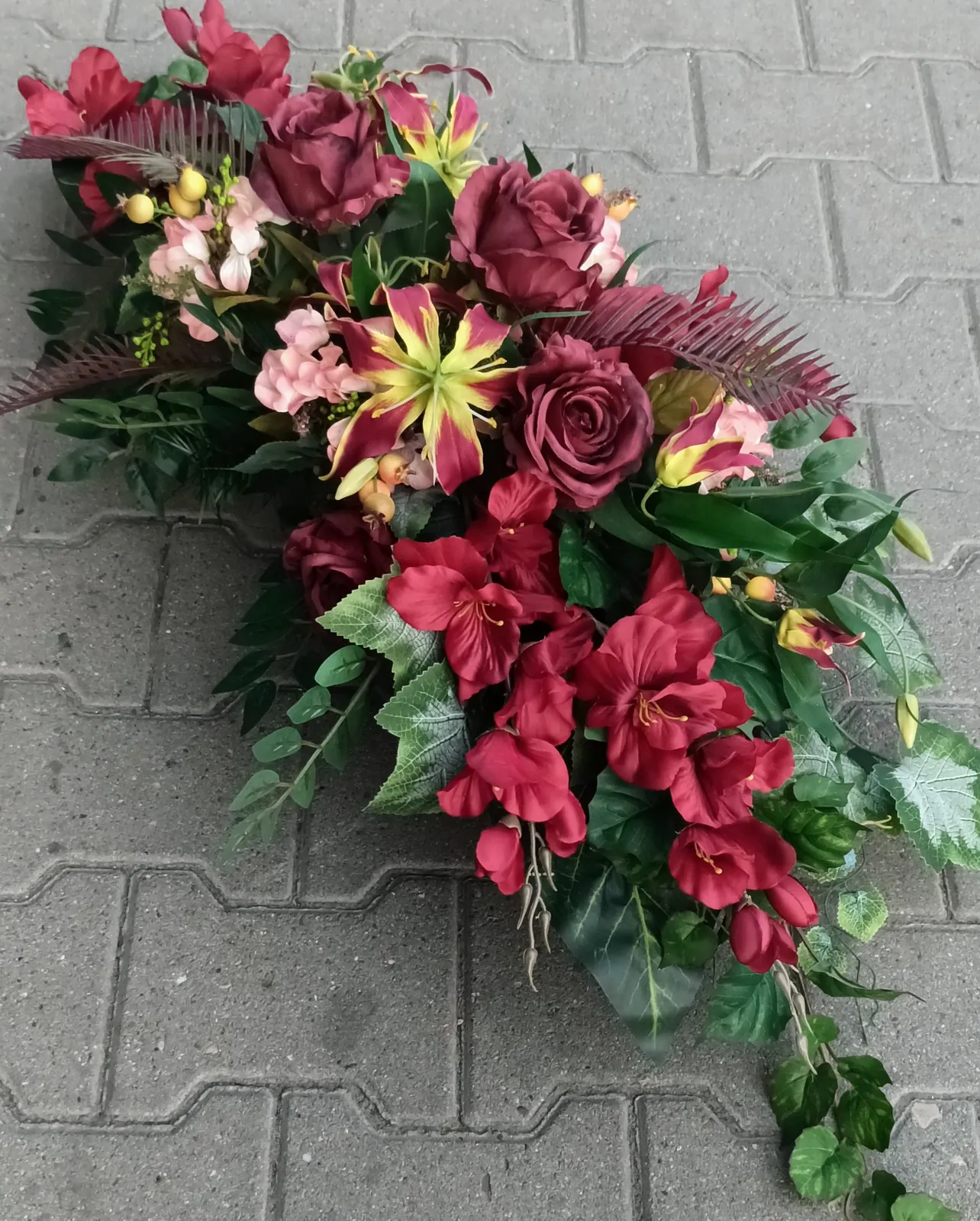 Czerwona kompozycja nagrobna z różami i liliami - Wiosenna Pracownia Florystyczna, Kraków
