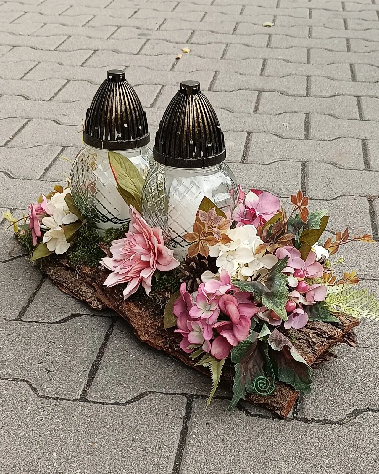 Stroik nagrobny na korze z dwoma zniczami - Wiosenna Pracownia Florystyczna, Kraków