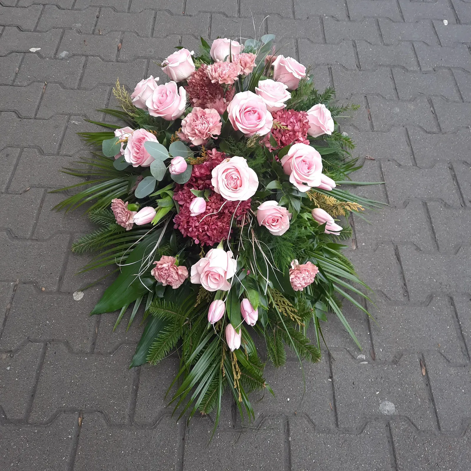 Wiązanka pogrzebowa z różowych róż i goździków - Wiosenna Pracownia Florystyczna, Kraków