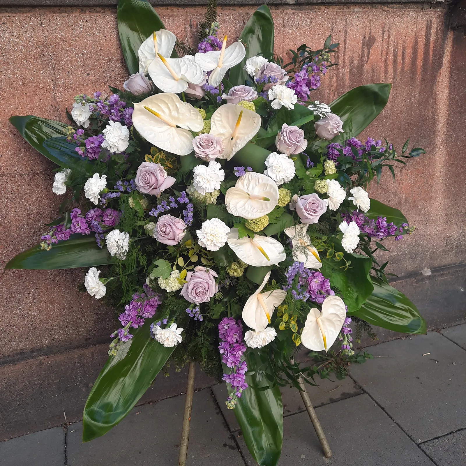 Biało-fioletowy wieniec pogrzebowy z anturiami - Wiosenna Pracownia Florystyczna, Kraków