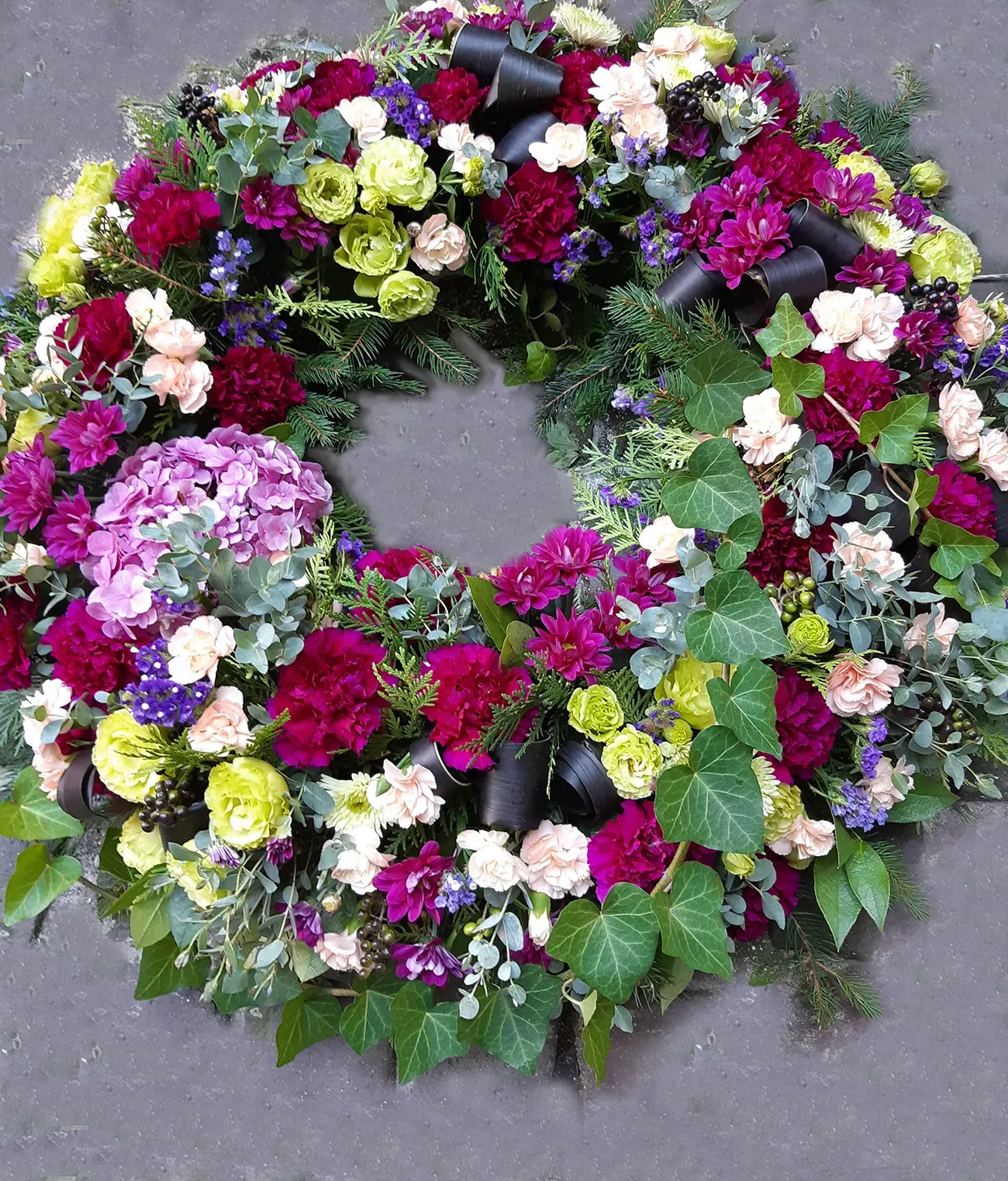 Okrągły kolorowy wieniec pogrzebowy - Wiosenna Pracownia Florystyczna, Kraków