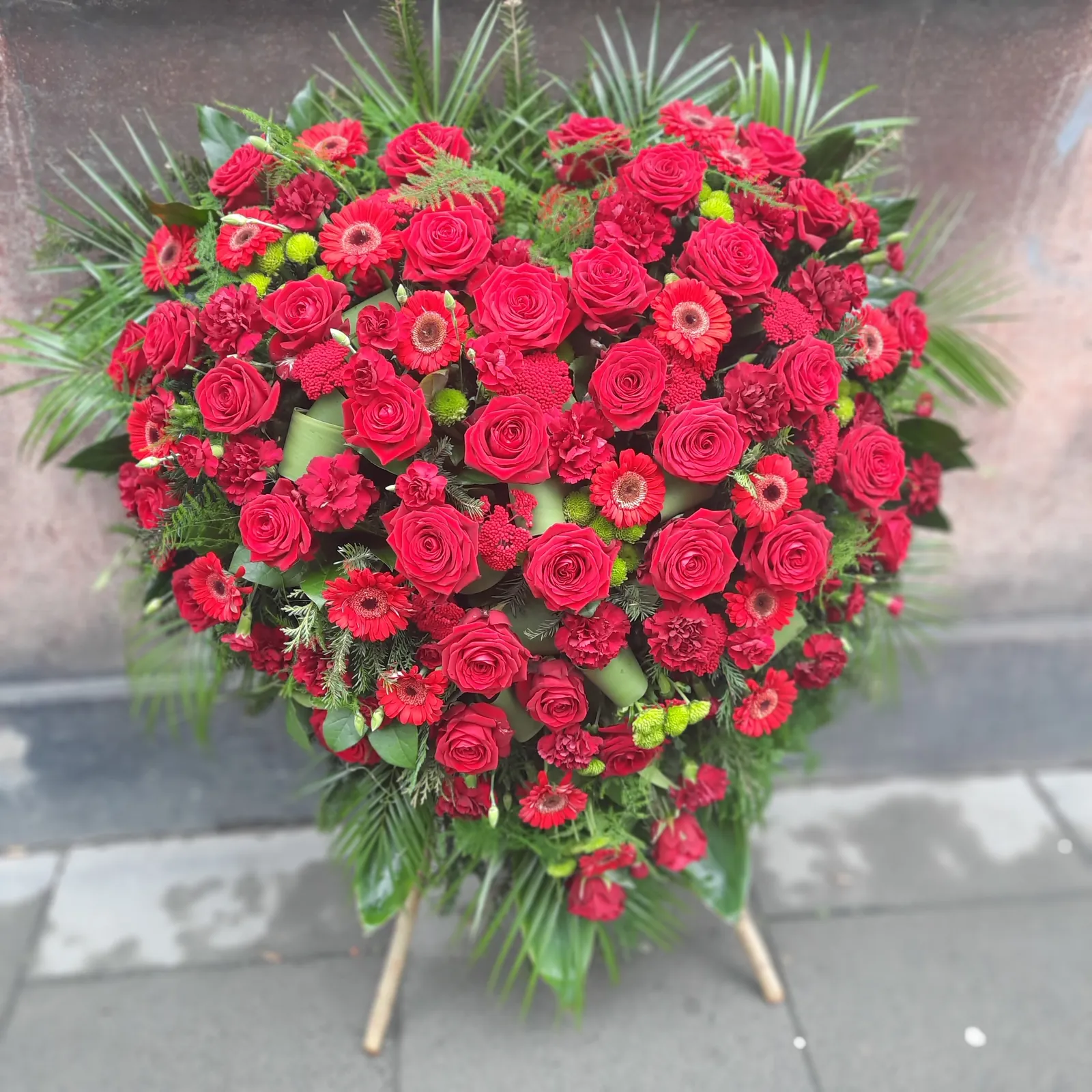 Serce pogrzebowe z czerwonych róż na stojaku - Wiosenna Pracownia Florystyczna, Kraków